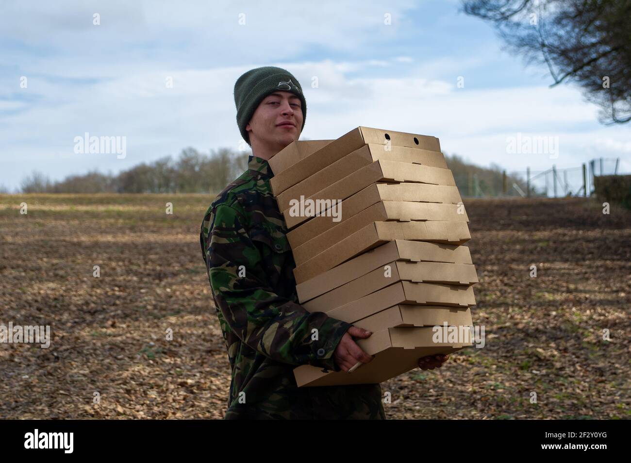 Aylesbury Vale, Buckinghamshire, Royaume-Uni. 12 mars 2021. Un don de pizzas gratuites aux manifestants par un pub local. Les militants anti HS2 poursuivent leur combat pour sauver Jones Hill Wood des tronçonneuses HS2. Les chauves-souris Barbastelle très rares sont connues pour rôtir dans les bois, cependant, HS2 se prépare à détruire une grande partie de Jones Hill Wood pour la construction d'un viaduc dans le cadre de la controversée liaison High Speed Rail de Londres à Birmingham. Une équipe de militants anti HS2 vit dans une partie des terres boisées pour essayer d'arrêter HS2 et leur destruction des habitats fauniques. Crédit : Maureen Mc Banque D'Images