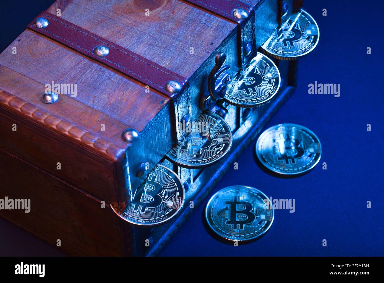 Coffre en bois avec objets de valeur, bitcoins, pnies ou dollars isolés sur  fond sombre Photo Stock - Alamy