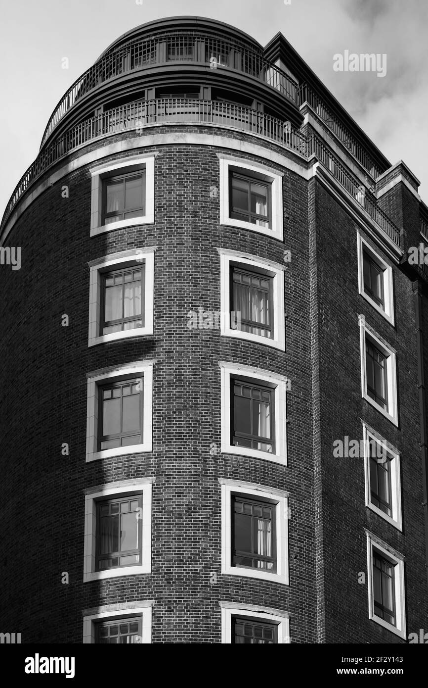 Image monochrome noir et blanc en regardant le rouge moderne immeuble d'appartements en brique Banque D'Images