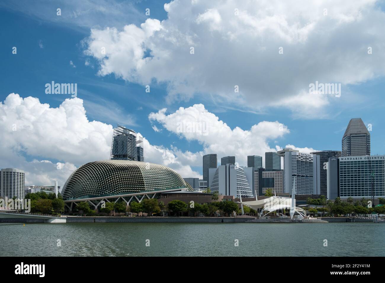 Flower Dome, Cloud Forest et Singapore Skyline, Singapour Banque D'Images