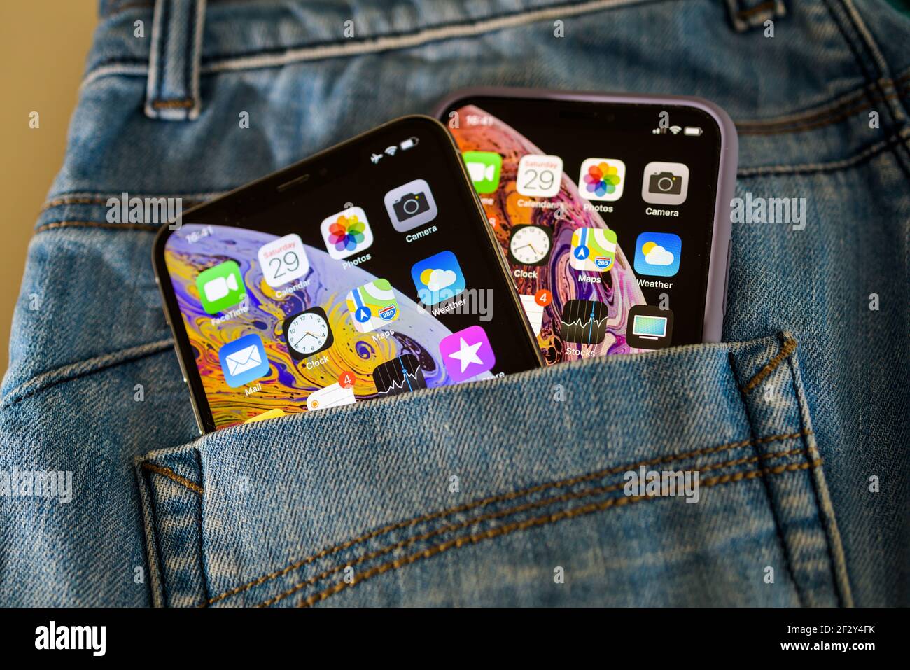 jean denim poche arrière avec nouveau Apple Computers smartphone iPhone 11 X petit et grand Banque D'Images