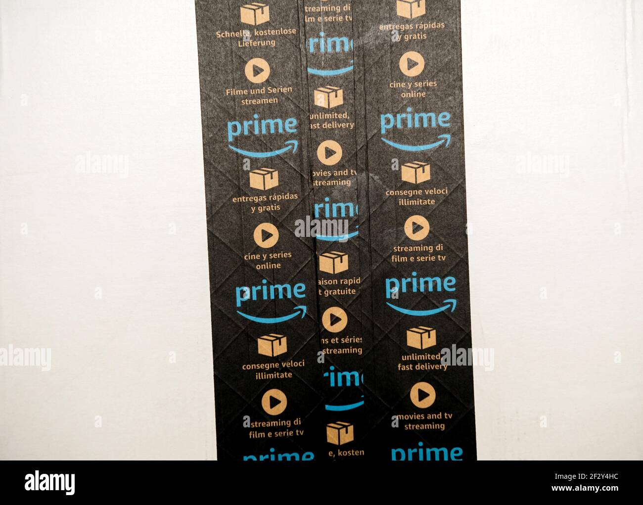 Vue rapprochée de plusieurs lignes de bande de scotch Amazon Prime Sur le  carton d'une parcelle avec la publicité Prime pour diffusion et diffusion  rapides de la télévision Photo Stock - Alamy