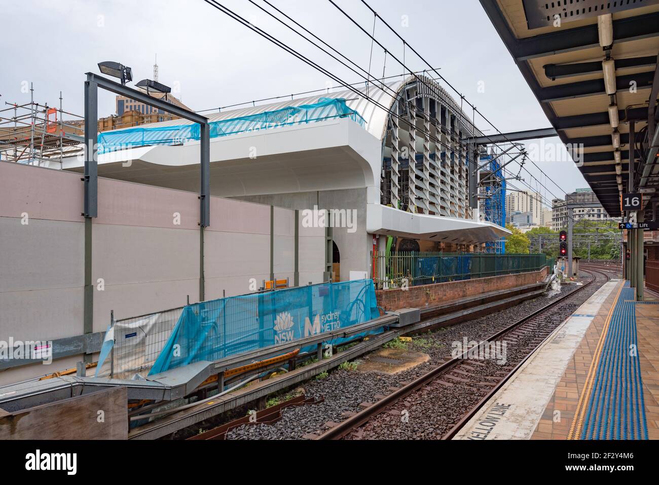 Fév 2021 Sydney, Aust: Le nouveau concourse nord en partie construit et la voie piétonne pour les nouvelles plates-formes de métro de la gare centrale Banque D'Images