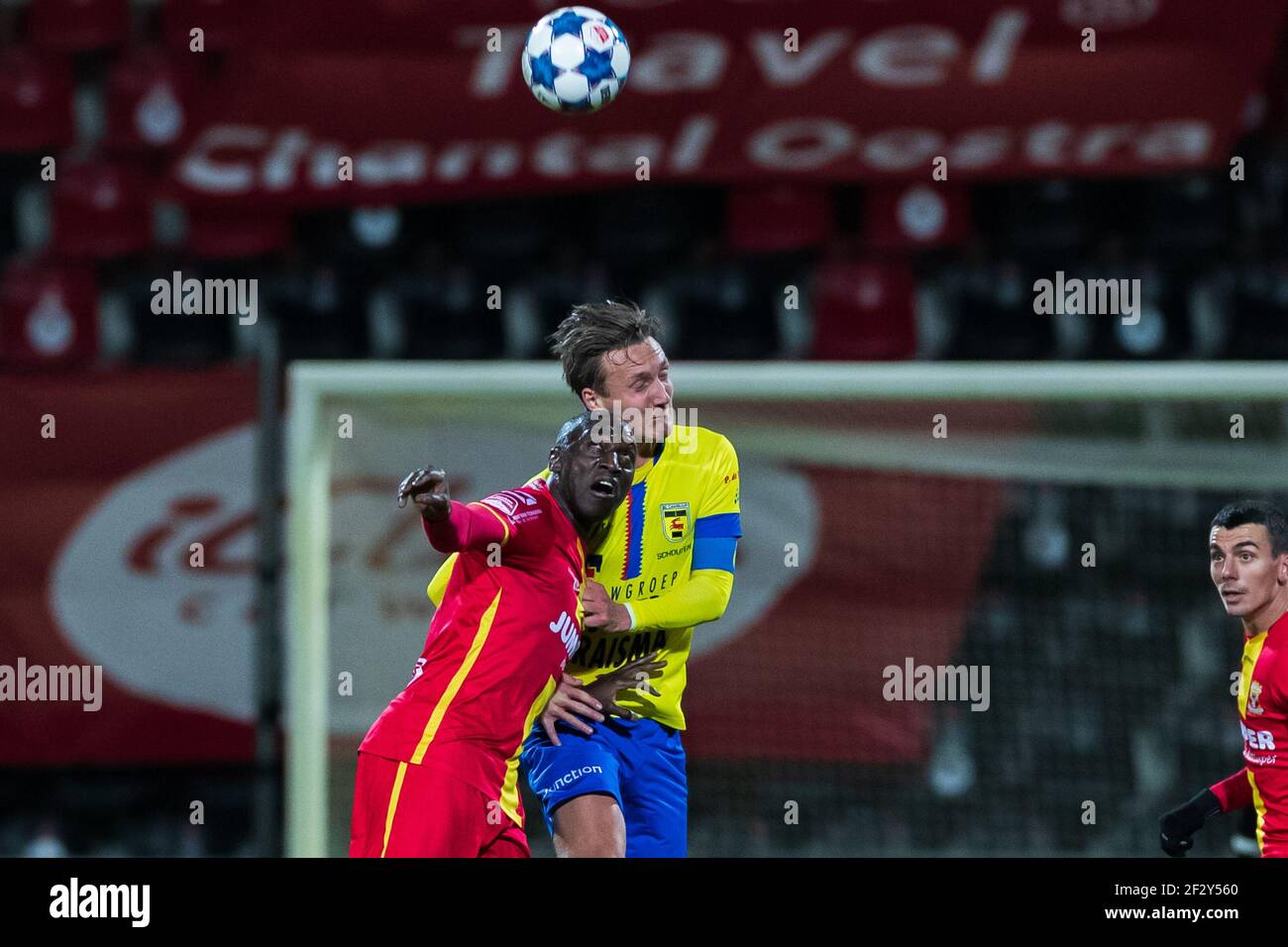 DEVENTER, PAYS-BAS - MARS 12: Jacob Mulenga de Vas-y Eagles et Erik Schouten de Cambuur pendant le match néerlandais de Keukenkampiodivisiie entre G Banque D'Images