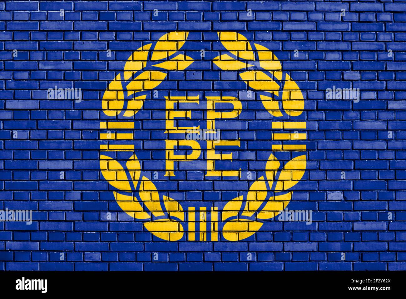 Ancien drapeau du Parlement européen peint sur un mur de briques Banque D'Images