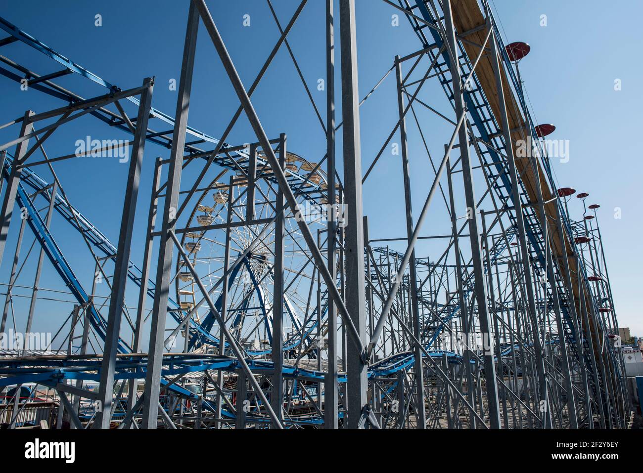 Daytona Beach, parc d'attractions de Floride avec montagnes russes et grande roue de sable vides, États-Unis Banque D'Images