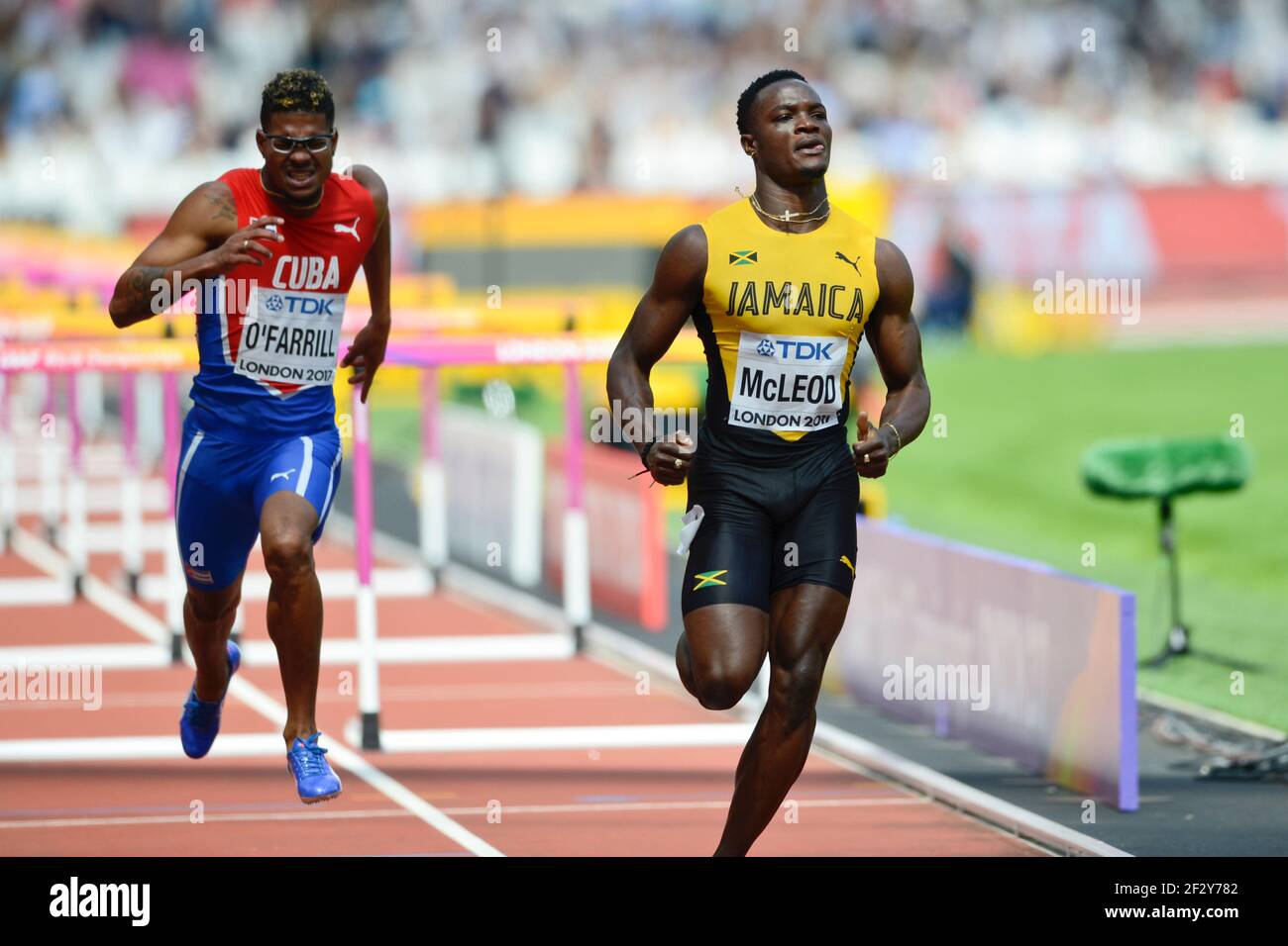 Omar McLeod (Jamaïque), Yordan L. O'Farrill (Cuba). 110m haies hommes, chauffes. Championnats du monde d'athlétisme de l'IAAF, Londres 2017 Banque D'Images