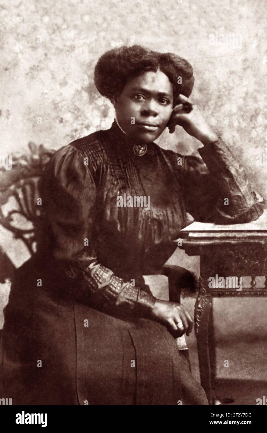Mary McLeod Bethune (1875–1955) a été fondatrice de l'école de formation littéraire et industrielle pour Negro Girls à Daytona Beach, en Floride, en 1904, qui fusionnerait plus tard avec une école pour garçons, l'Institut Cookman, et qui deviendra par la suite l'Université Bethune-Cookman. Fille d'anciens esclaves, Bethune est devenue connue sous le nom de 'première Dame de la lutte' en raison de son engagement à gagner de meilleures vies pour les Afro-Américains. Elle servirait plus tard comme conseiller national du président Franklin D. Roosevelt dans le cadre de ce qui était connu sous le nom de son Cabinet noir. (Photo c1910) Banque D'Images