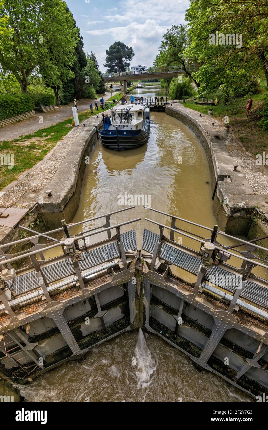 Bateau de plaisance à chambre fixe, porte inférieure fermée, Ecluse de Saint-Jean, écluse sur le Canal du midi, près de Carcassonne, Languedoc, Aude, Occitanie, France Banque D'Images