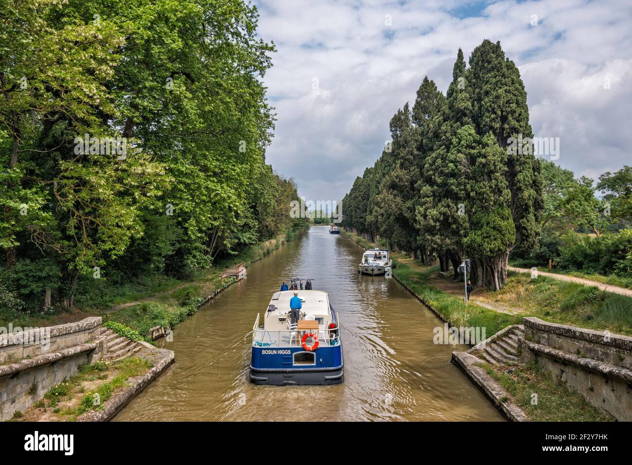 Bateau de plaisance sur le Canal du midi, au-dessous de l'Ecluse de Saint-Jean, écluse près de Carcassonne, Languedoc, département de l'Aude, région occitanie, France Banque D'Images