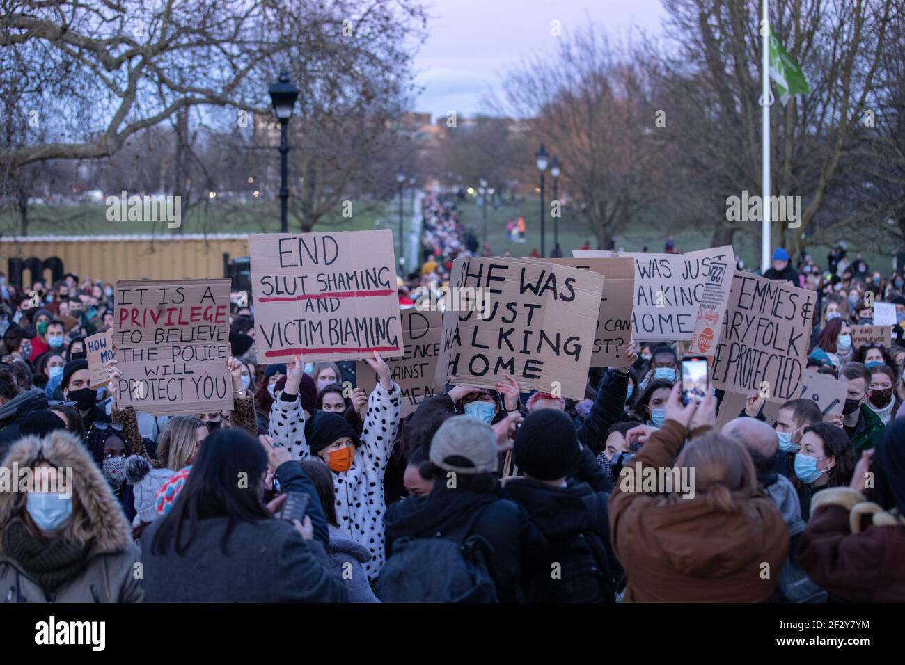 Londres, Royaume-Uni. 13 mars 2021. Des manifestants tenant des pancartes exprimant leur opinion lors de la veillée pour Sarah Everard tenue à Clapham Common.Sarah Everard, âgée de 33 ans, se rendit chez elle à Brixton lorsqu'elle a été kidnappée et assassinée par un agent de la police métropolitaine de Londres. Crédit : SOPA Images Limited/Alamy Live News Banque D'Images