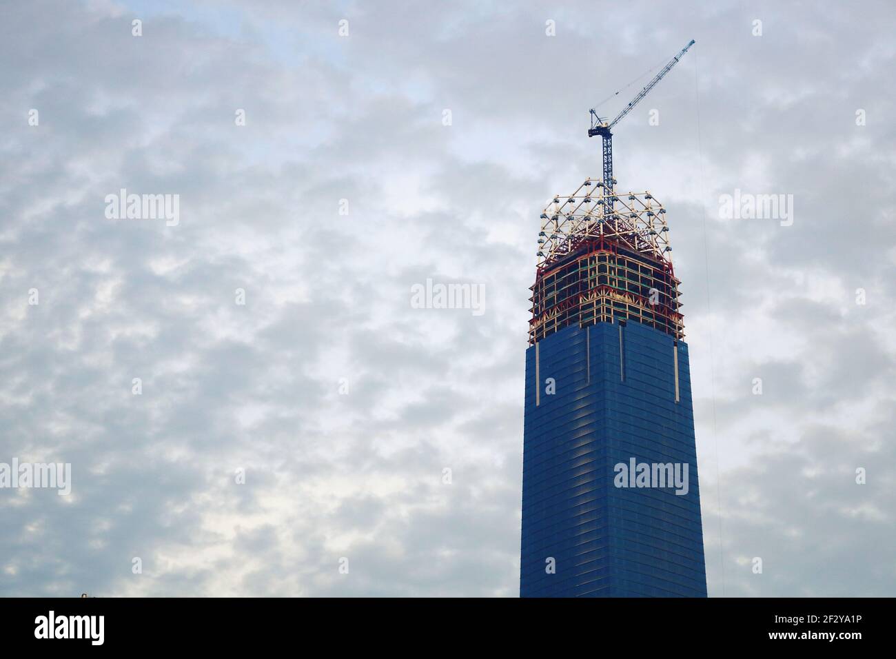 « The Exchange 106 » en construction : un gratte-ciel presque terminé avec une grue sur le dessus et avec seulement la couronne de verre à construire Banque D'Images