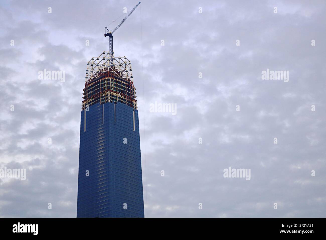 « The Exchange 106 » en construction : un gratte-ciel presque terminé avec une grue sur le dessus et avec seulement la couronne de verre à construire Banque D'Images