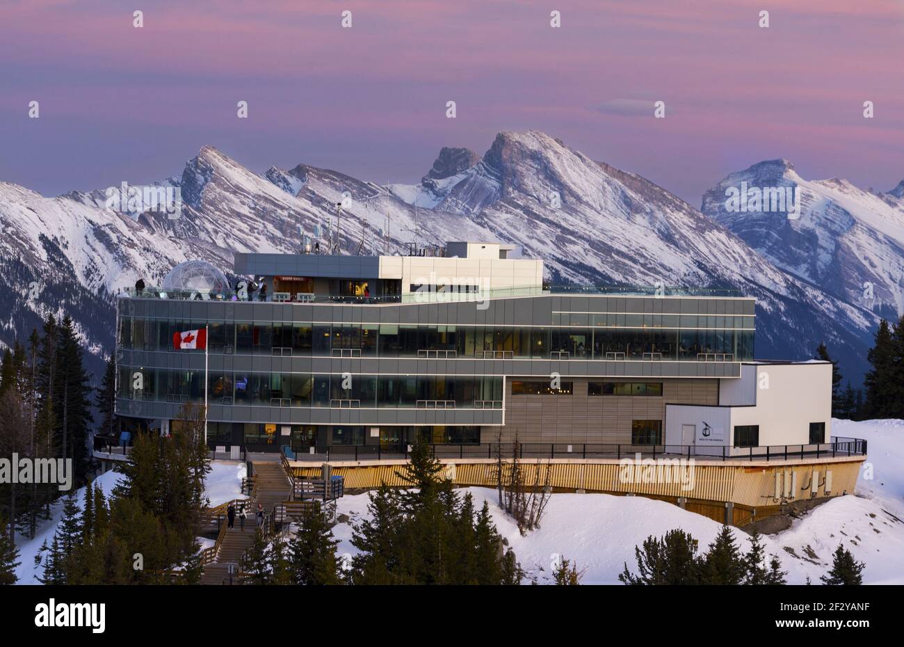 Parc national Banff Gondola du mont Sulphur, extérieur du terminal supérieur. Pittoresque Rocheuses canadiennes coucher de soleil paysage Snowy Mountain Peaks Skyline Banque D'Images