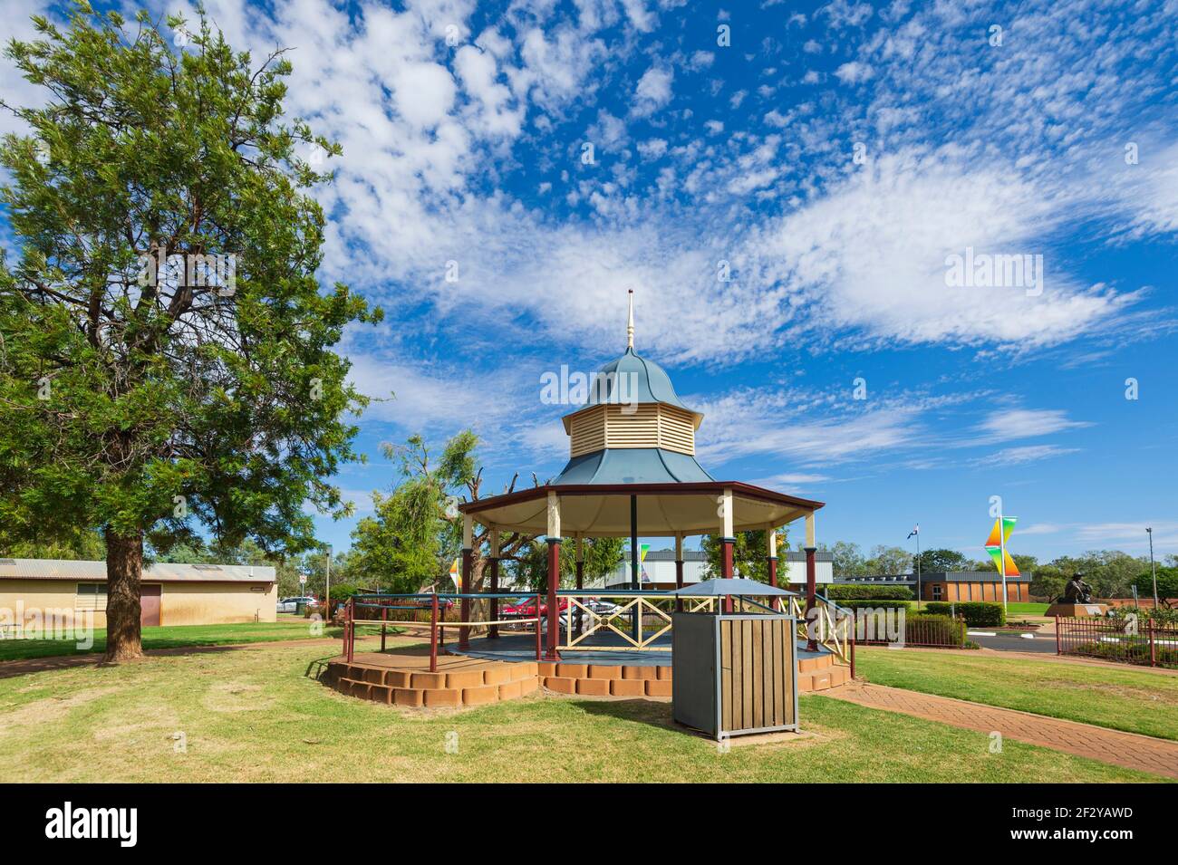Vue panoramique d'un pavillon dans un parc public de la petite ville rurale de Cunnamulla, Queensland, Queensland, Australie Banque D'Images