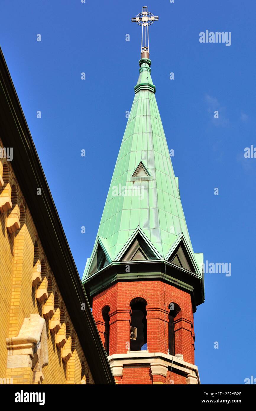 Chicago, Illinois, États-Unis. Le clocher sud de l'église Old St. Patrick's Church, juste à l'ouest de la boucle de Chicago, est la plus ancienne église de la ville. Banque D'Images