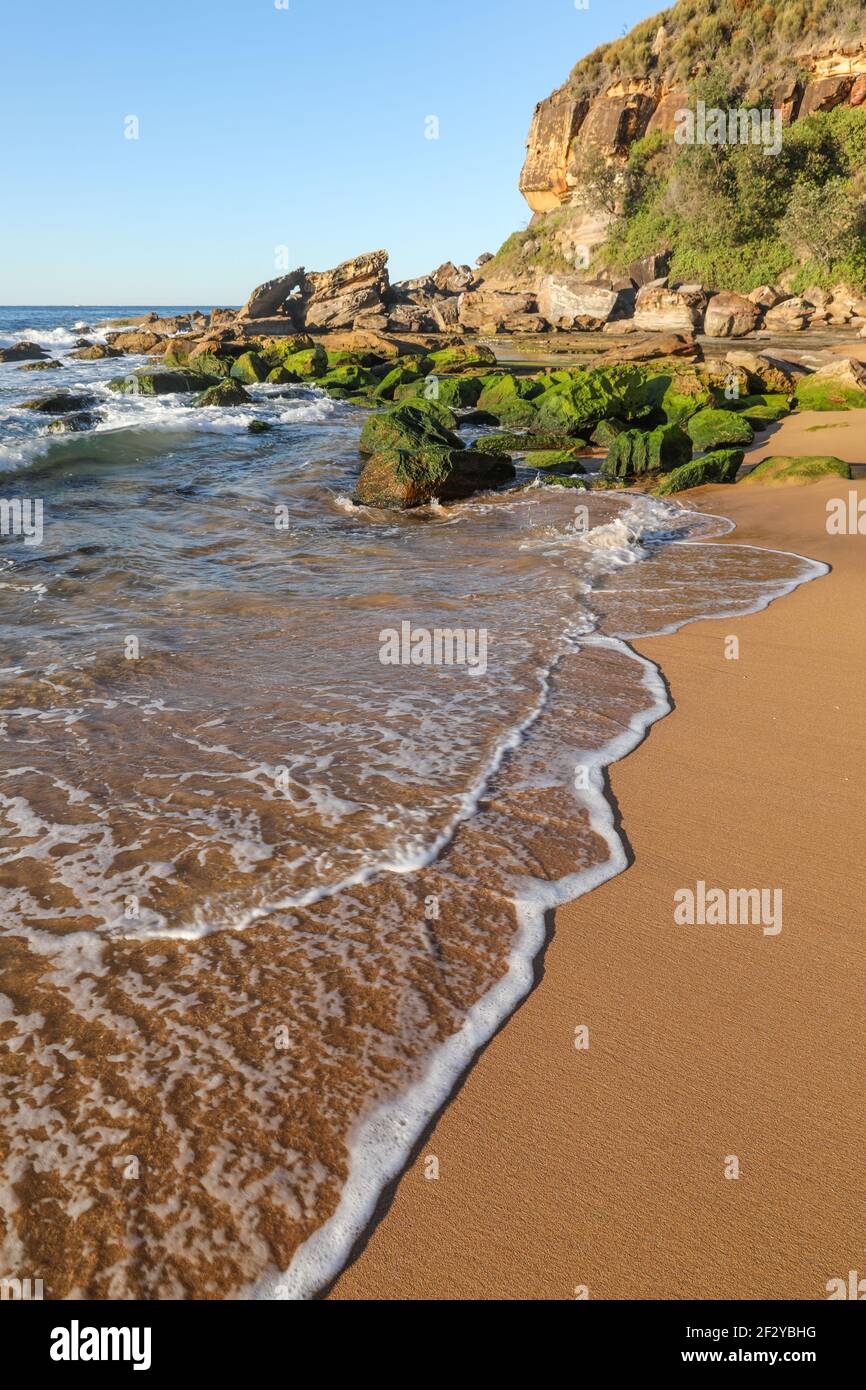 Wave roule sur le sable à Killcare Putty Beach - Nouvelle-Galles du Sud Australie. Banque D'Images