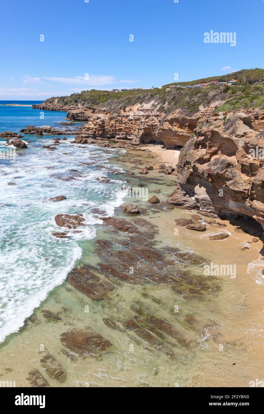 Ligne de falaises rocheuses à Caves Beach - Nouvelle-Galles du Sud Australie. Destination populaire pour des excursions d'une journée pour explorer la côte de Nouvelle-Galles du Sud au sud de Newcastle Banque D'Images
