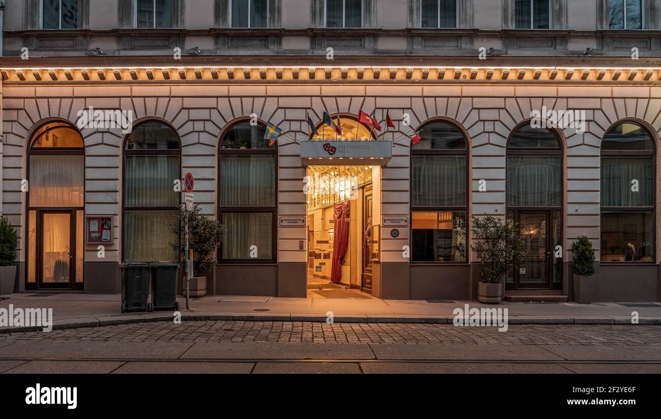 Vienne, Autriche - 7 février 2020 : façade d'entrée du Theaterhotel dans le centre-ville en début de matinée en hiver Banque D'Images