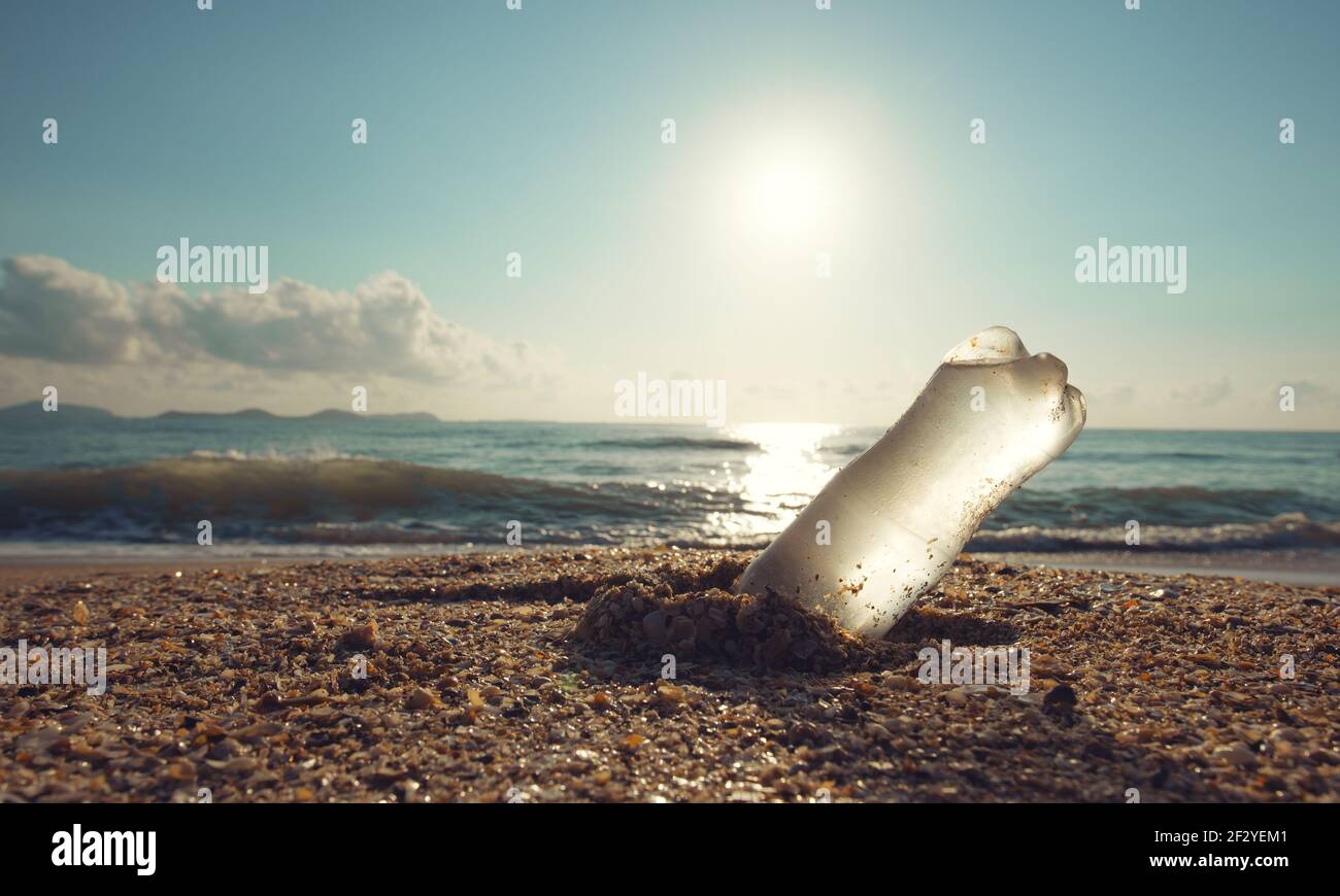Pollution des bouteilles d'eau en plastique dans l'océan. Concept environnemental. Banque D'Images