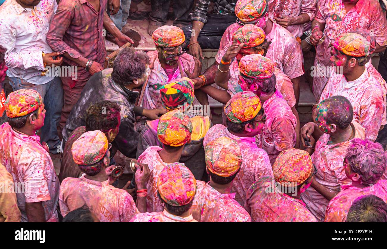 les gens qui célèbrent et jouent à l'holi à nandgaon, mathura, avec un accent sélectif sur le sujet avec du bruit et des grains ajoutés. Banque D'Images