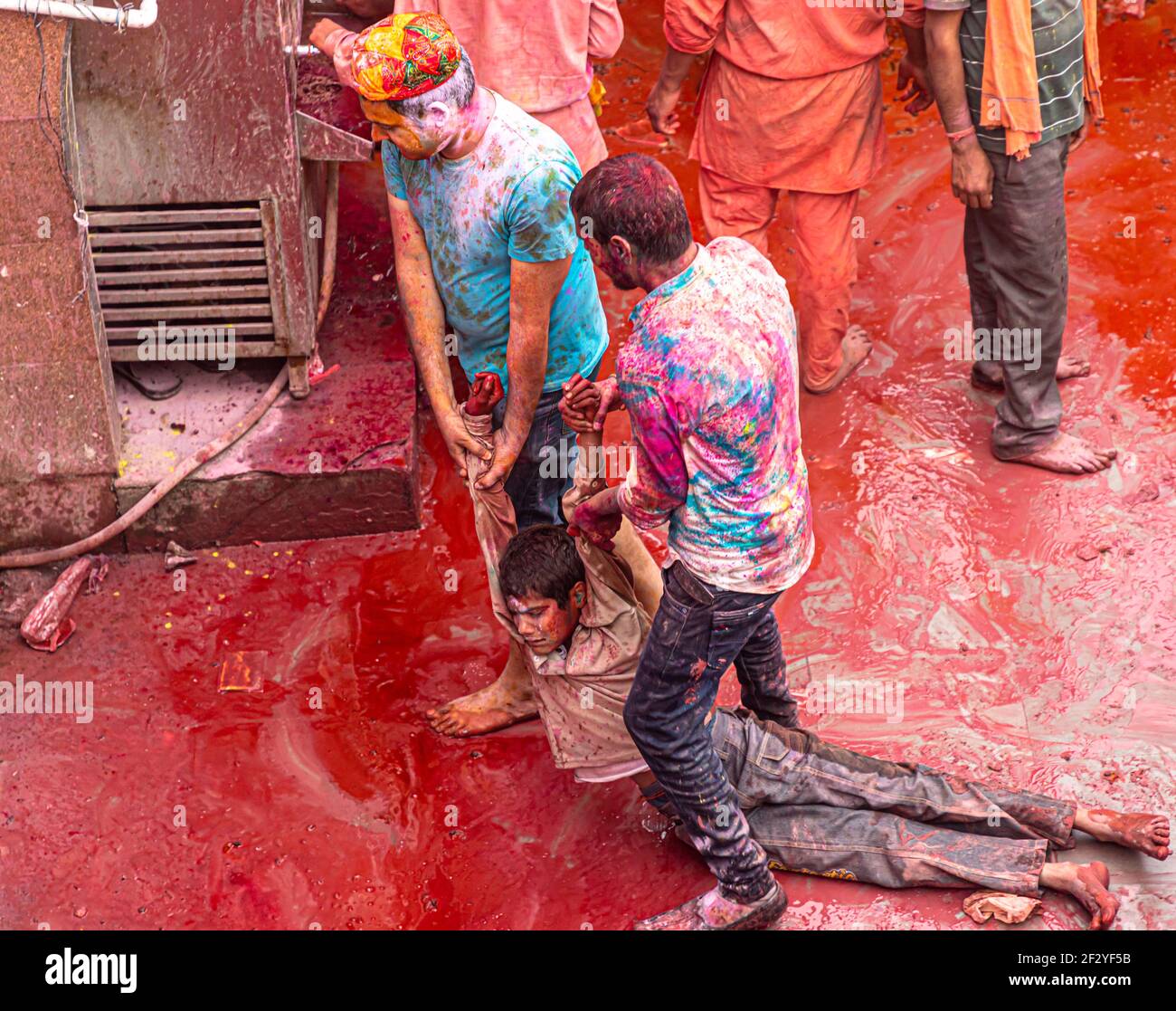 les gens qui célèbrent et jouent à l'holi à nandgaon, mathura, avec un accent sélectif sur le sujet avec du bruit et des grains ajoutés. Banque D'Images