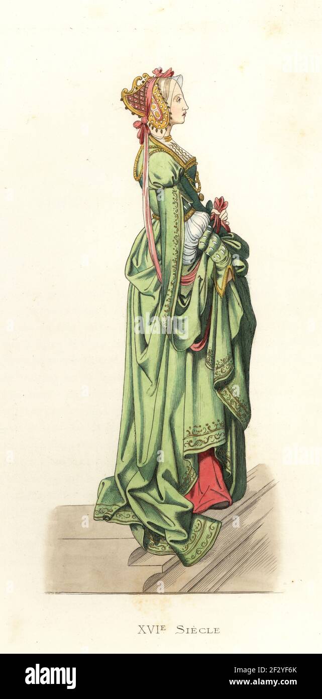 Jeune femme de Flandre, XVIe siècle. Robe longue en soie verte avec  broderie dorée, manches en mousseline, cheveux blonds sous une coiffe d'or,  de velours et de perles. Après une tapisserie de
