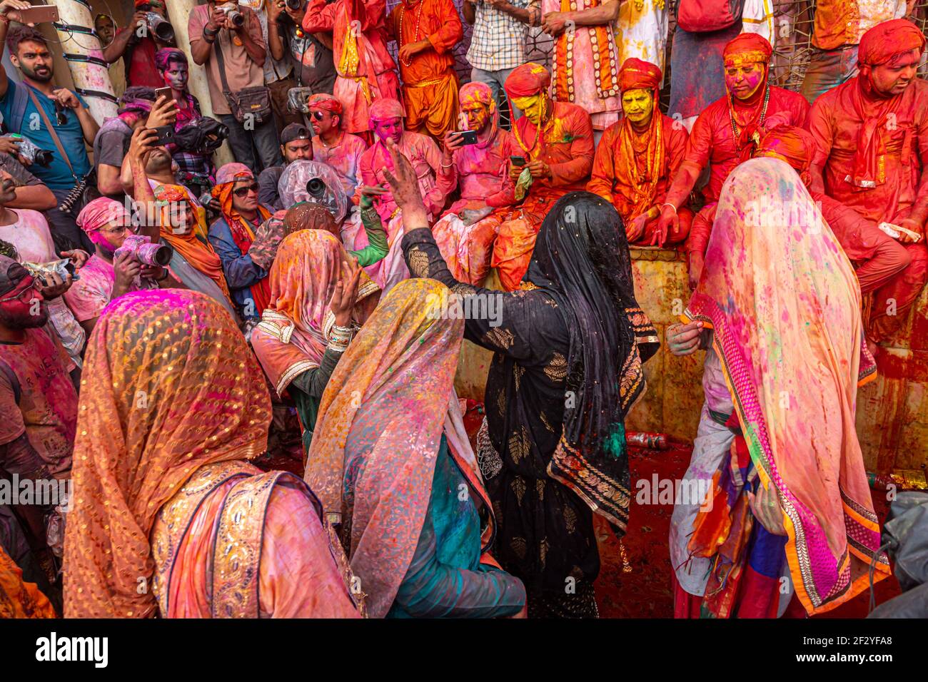 les gens qui célèbrent et jouent à l'holi à nandgaon, mathura, avec un accent sélectif sur le sujet avec du bruit et des grains ajoutés. Banque D'Images
