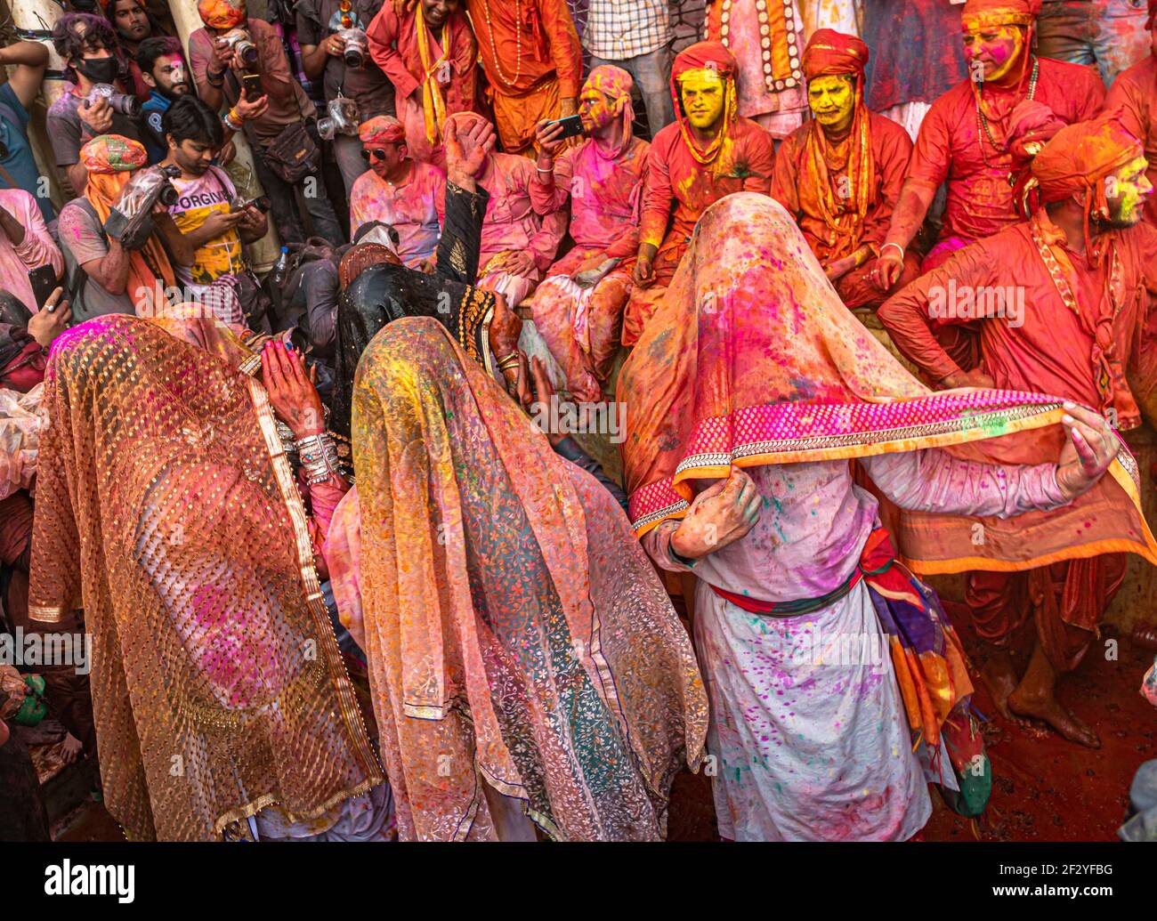 les gens qui célèbrent et jouent à l'holi à nandgaon, mathura, avec un accent sélectif sur le sujet avec du bruit et des grains ajoutés. Banque D'Images