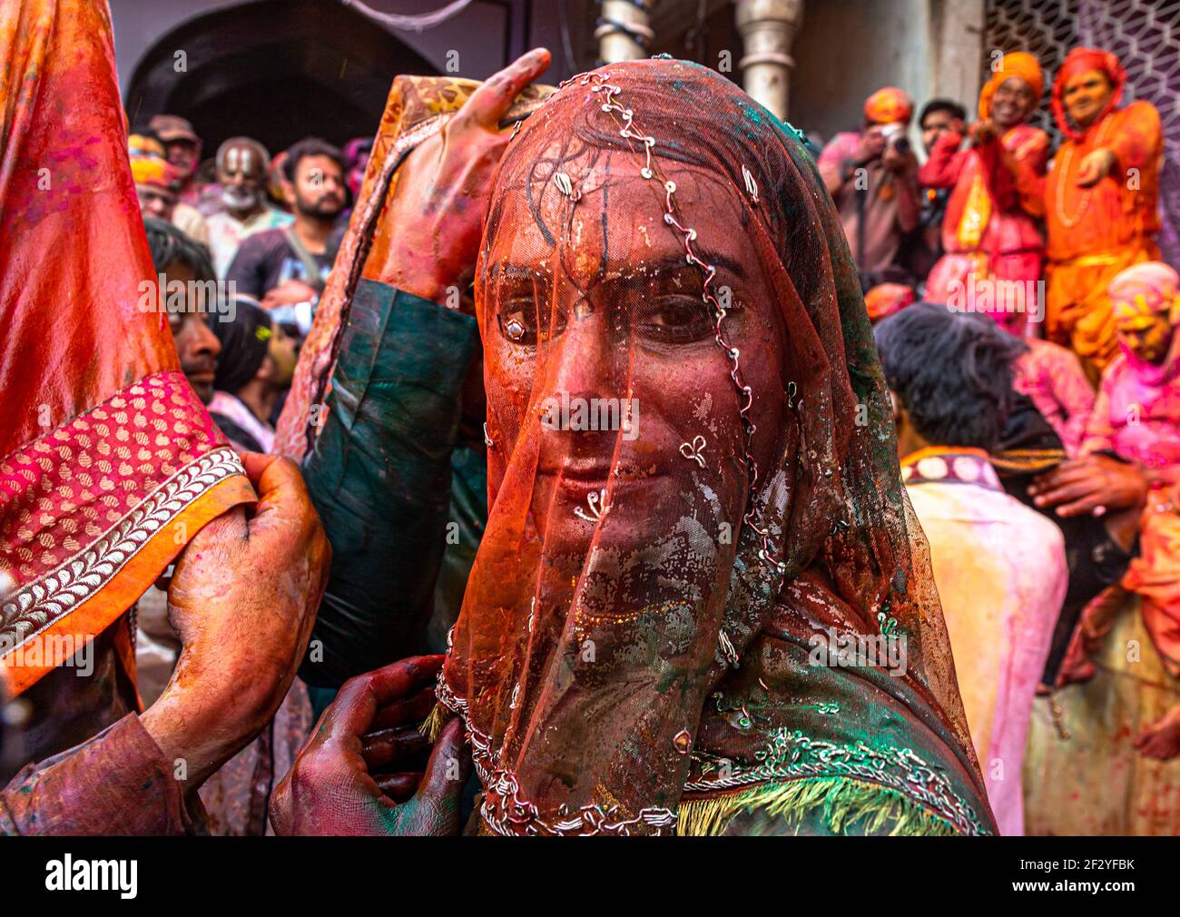 portrait de transgenre jouant holi à nandgaon, mathura, avec un accent sélectif sur le sujet avec du bruit et des grains ajoutés. Banque D'Images