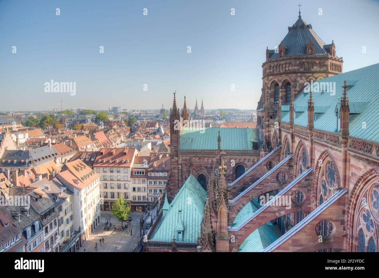 Vue aérienne de la cathédrale et de la vieille ville de Strasbourg, France Banque D'Images