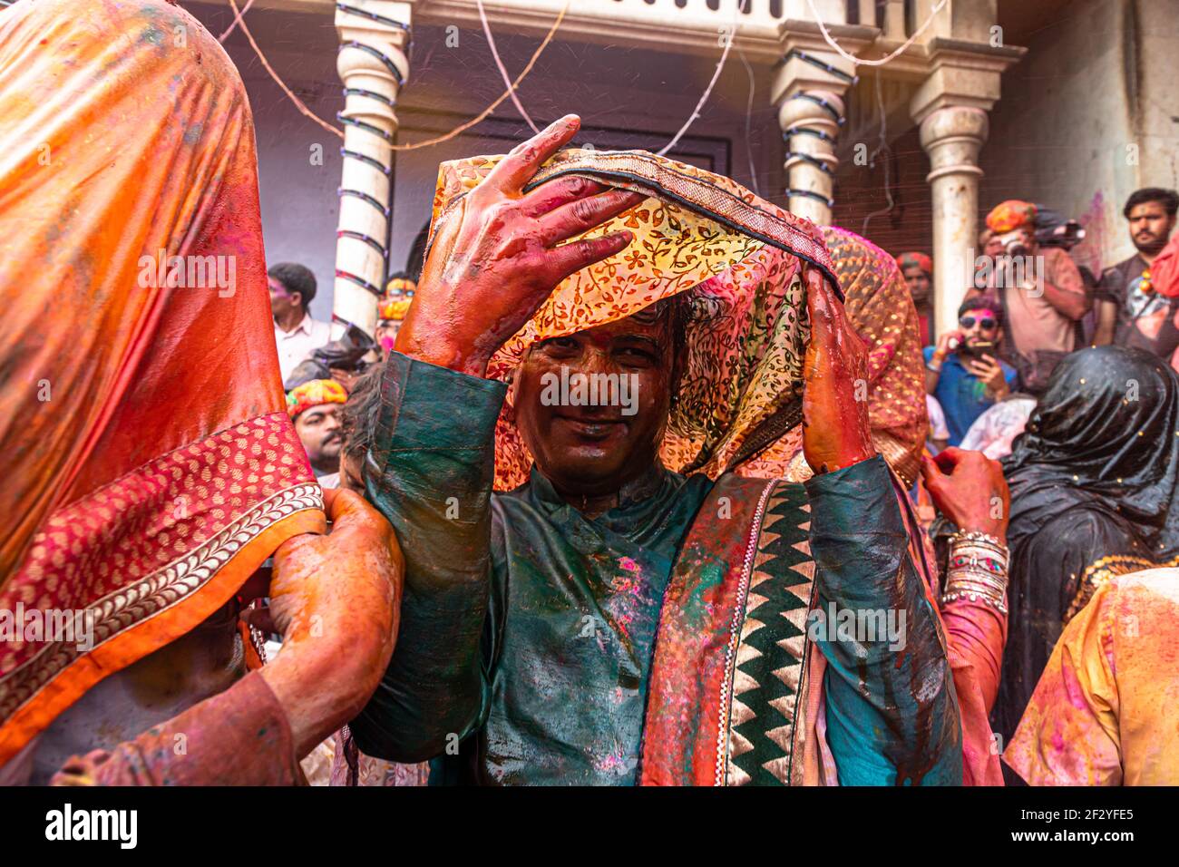portrait de transgenre jouant holi à nandgaon, mathura, avec un accent sélectif sur le sujet avec du bruit et des grains ajoutés. Banque D'Images