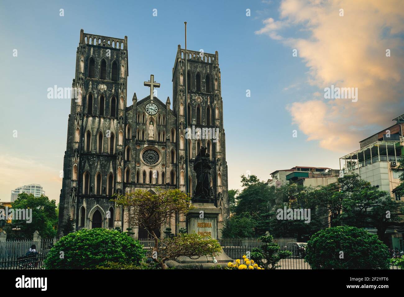 Cathédrale Saint-Joseph sur la rue de l'église Nha Chung à Hanoi, Vietnam. Traduction : Reine de la paix Banque D'Images