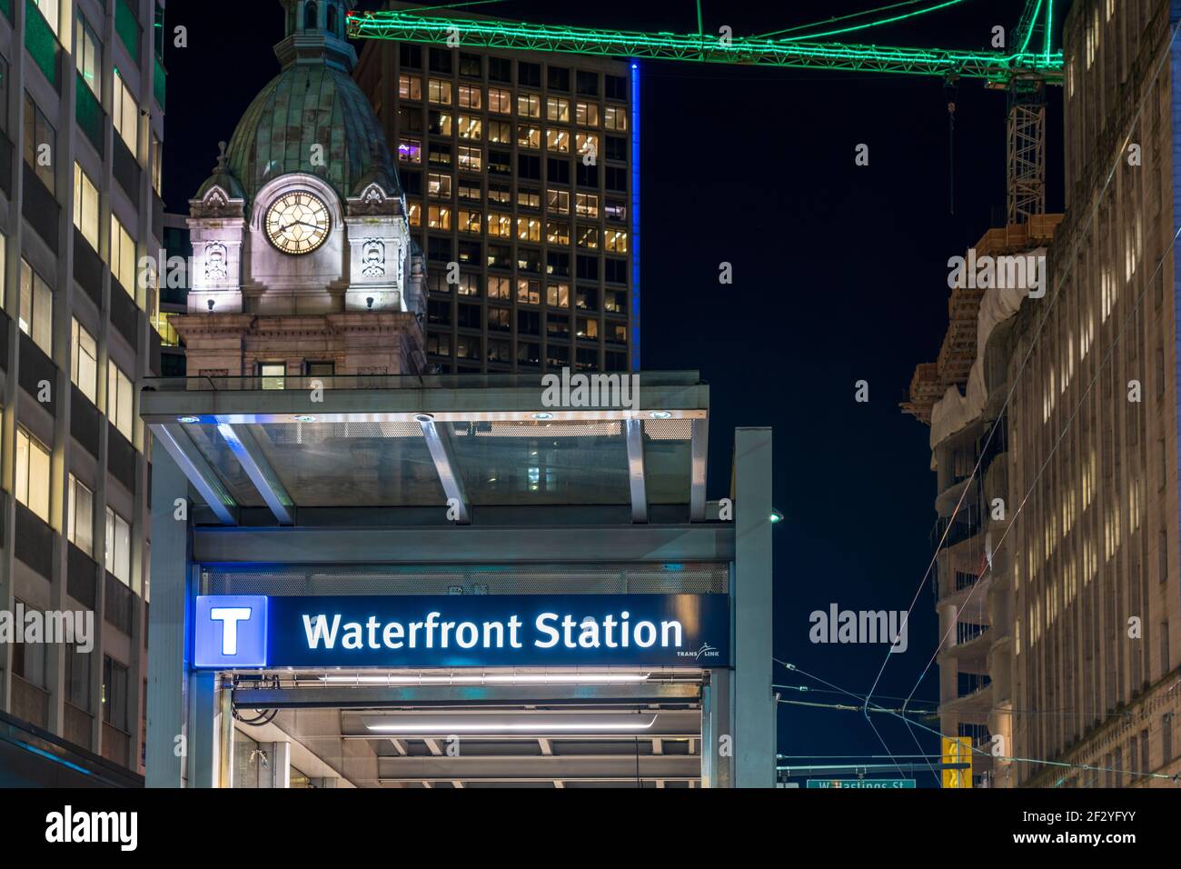 Vue de nuit sur la rue de la station de métro Waterfront sortie escalier roulant. Vancouver, Canada Banque D'Images