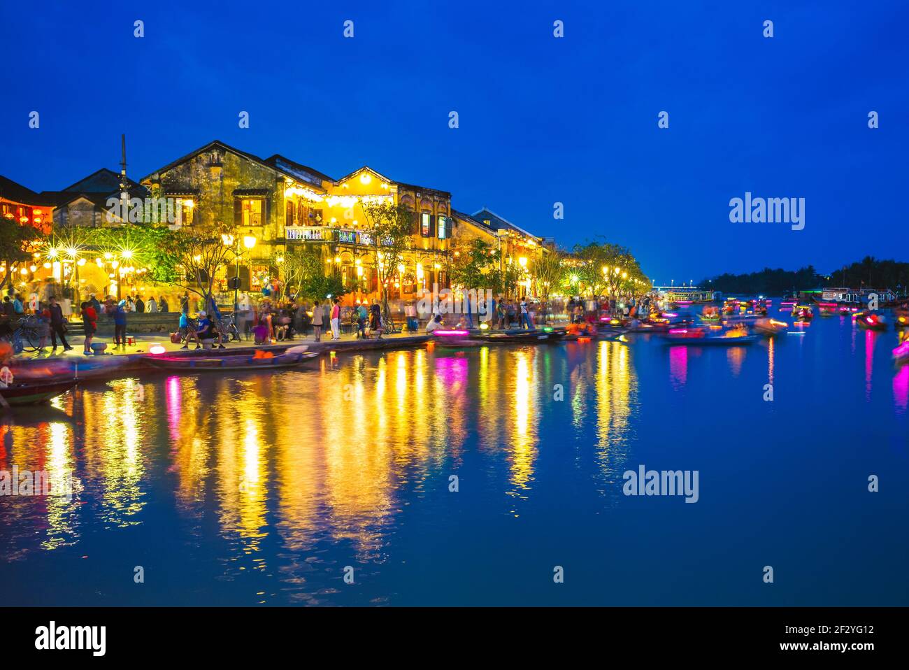 Hoi une ancienne ville par Thu bon River au Vietnam la nuit Banque D'Images