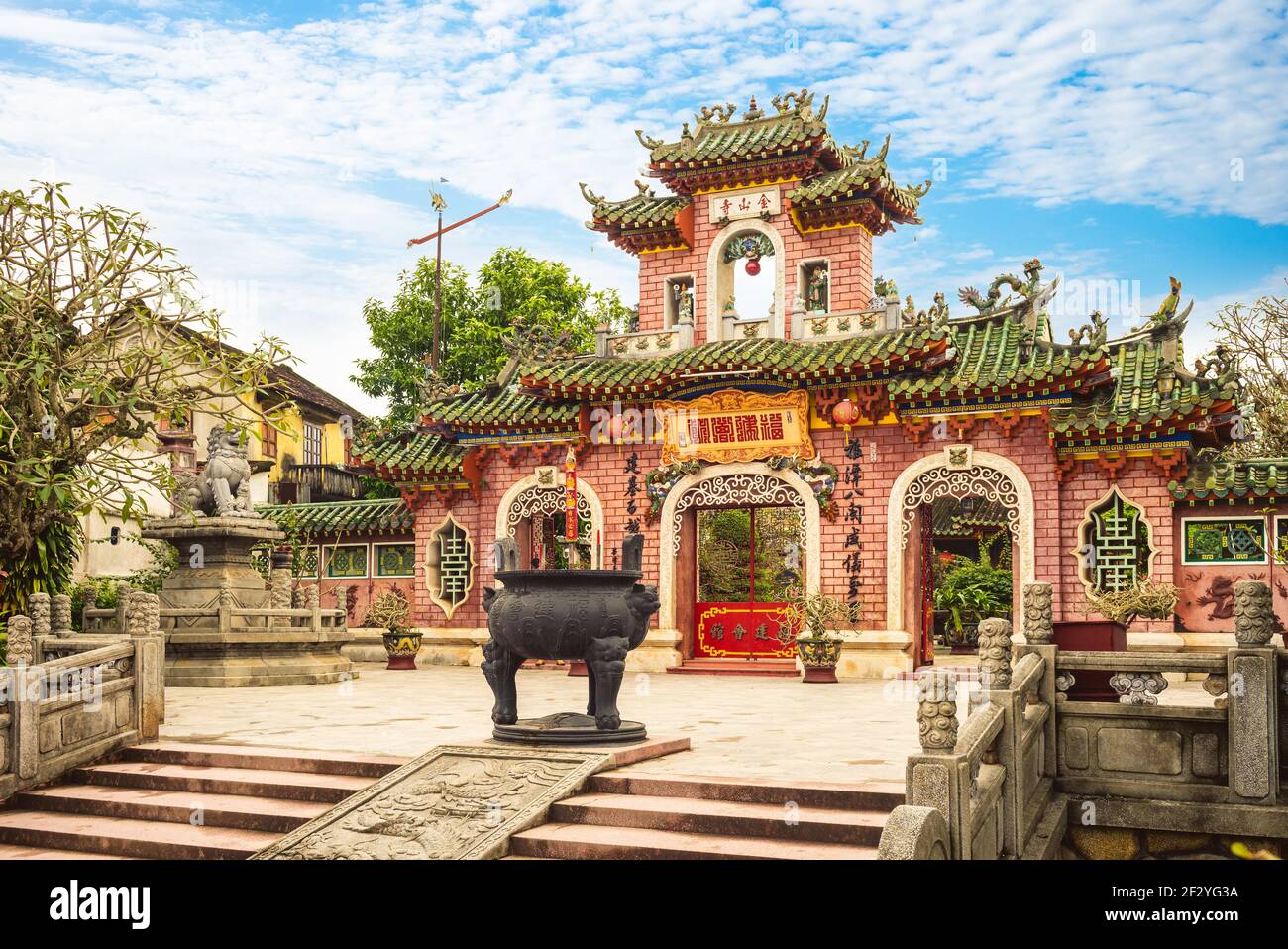1er janvier 2018 : salle d'Assemblée de Phuc Kien située à Hoi an, Vietnam. Il a été construit autour de 1690 pour les résidents de Fujian pour rencontrer et socialiser whil Banque D'Images 1er janvier 2018 : salle d'Assemblée de Phuc Kien située à Hoi an, Vietnam. Il a été construit autour de 1690 pour les résidents de Fujian pour rencontrer et socialiser whil Banque D'Images