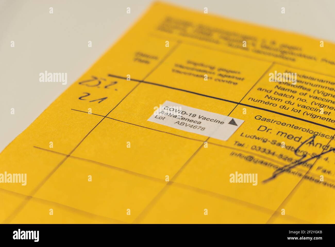 Carte de vaccination jaune avec preuve de vaccination corona. A ouvert le certificat de vaccination de l'organisation mondiale de la santé avec le certi de vaccination Banque D'Images Carte de vaccination jaune avec preuve de vaccination corona. A ouvert le certificat de vaccination de l'organisation mondiale de la santé avec le certi de vaccination Banque D'Images