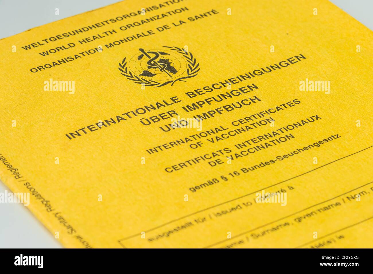 Carte de vaccination internationale de l'Organisation mondiale de la santé. Certificat de vaccination jaune avec preuve de vaccination. Document de voyage Banque D'Images Carte de vaccination internationale de l'Organisation mondiale de la santé. Certificat de vaccination jaune avec preuve de vaccination. Document de voyage Banque D'Images
