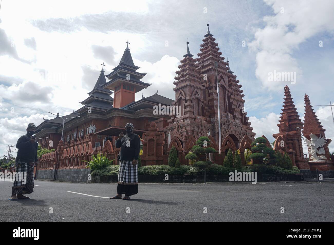Bali, Indonésie. 14 mars 2021. Deux responsables de la sécurité se tiennent dans la rue pendant le jour de Nyepi, ou le jour du silence, dans le cadre de l'épidémie de COVID-19 à Denpasar, Bali, Indonésie, le 14 mars 2021. Nyepi marque le jour du nouvel an du calendrier des Saka balinais en Indonésie. Pendant ces fêtes publiques, les habitants de la région se consacrent au jeûne et à la méditation, tout en s'abstenant des pratiques telles que l'éclairage des feux, le travail, les voyages et les divertissements. Credit: Bisinglasi/Xinhua/Alamy Live News Banque D'Images