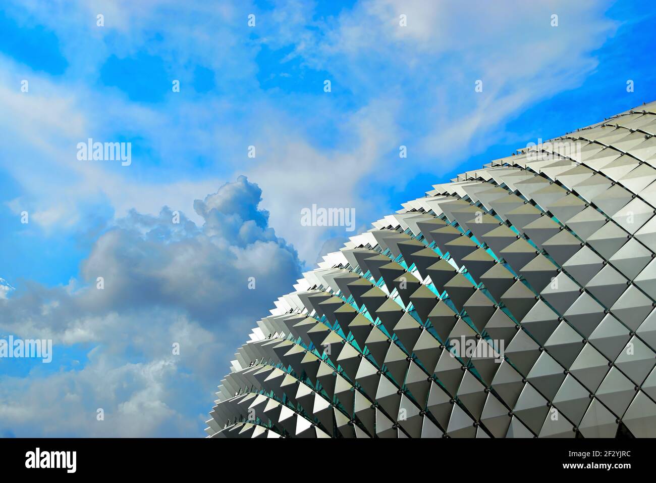 Un dôme emblématique en métal des théâtres Esplanade sur la baie isolé contre un ciel tropical riche à Marina Bay, Singapour Banque D'Images