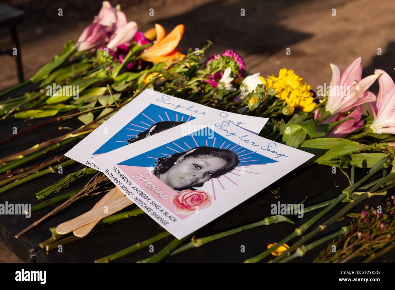 Washington, DC, Etats-Unis, 13 mars 2021. Photo : les fans et les fleurs se trouvent sur une table pour les participants à une veillée aux chandelles que Breonna Taylor doit prendre. La vigile marqua le premier anniversaire de l'assassinat de Taylor par les policiers de Louisville et les appela à être tenus responsables de sa mort. Crédit : Allison C Bailey/Alay Live News Banque D'Images