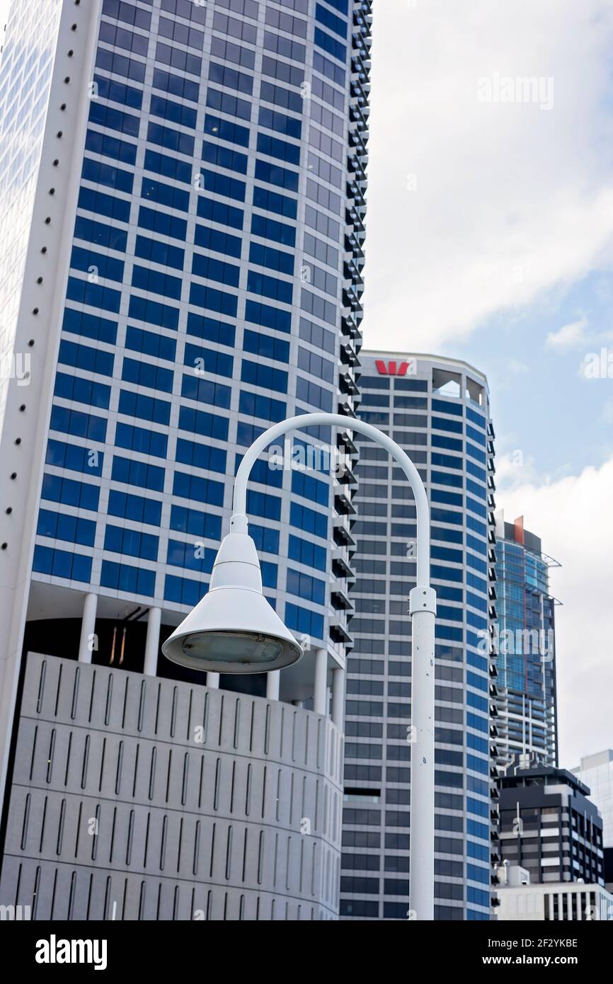 Brisbane, Queensland, Australie - mars 2021 : immeubles de bureaux situés en hauteur derrière un poste de lampe rétro dans la ville Banque D'Images