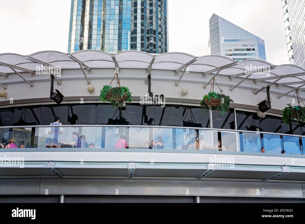 Brisbane, Queensland, Australie - Mars 2021 : les personnes dînant dans un restaurant de la ville avec des élévations élevées en arrière-plan Banque D'Images