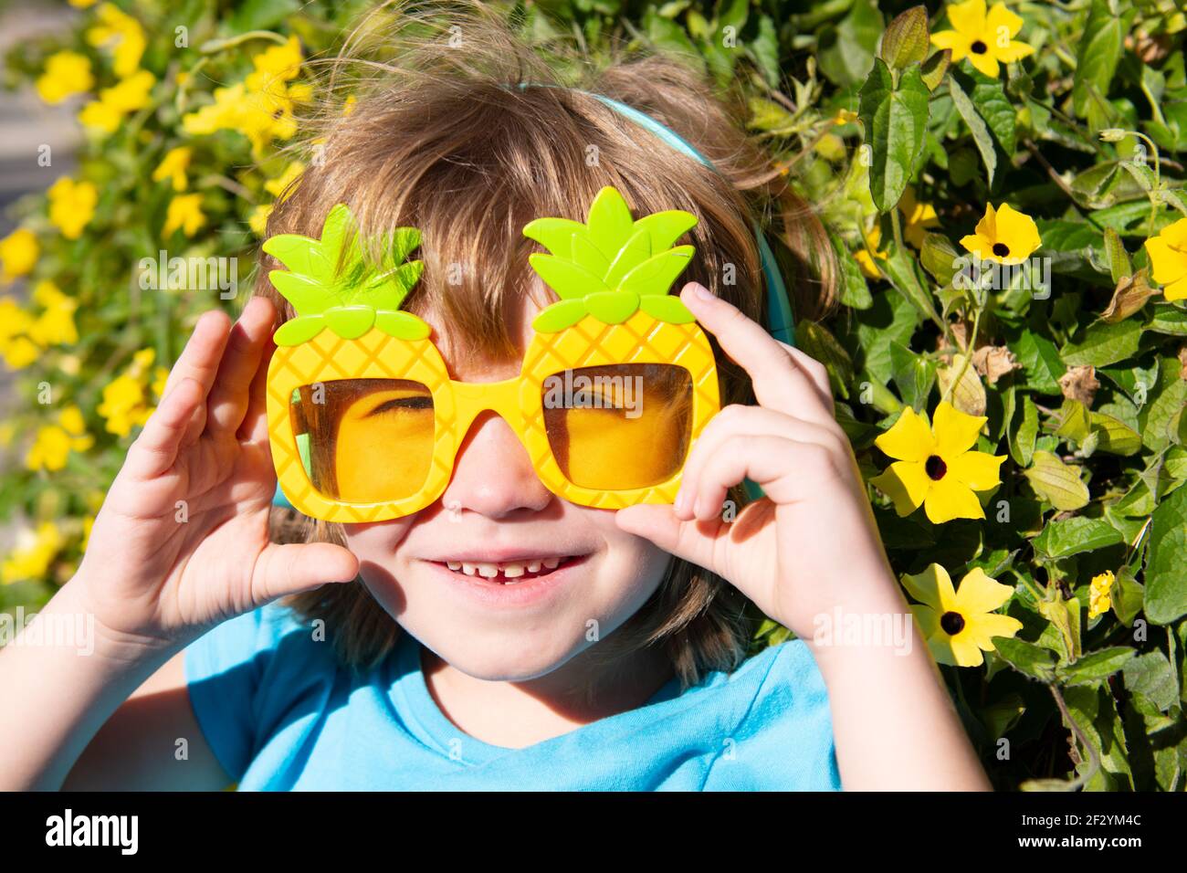 L'été. Joyeux enfant dans des lunettes de soleil délirantes. Joyeux garçon  dans des verres de fête Photo Stock - Alamy