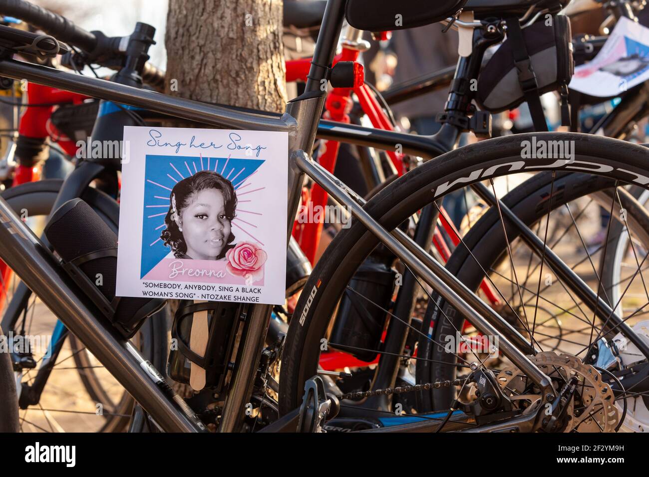 Washington, DC, Etats-Unis, 13 mars 2021. Photo : un ventilateur suspendu sur un vélo à une veillée aux chandelles pour Breonna Taylor. La vigile marqua le premier anniversaire de l'assassinat de Taylor par les policiers de Louisville et les appela à être tenus responsables de sa mort. Crédit : Allison C Bailey/Alay Live News Banque D'Images