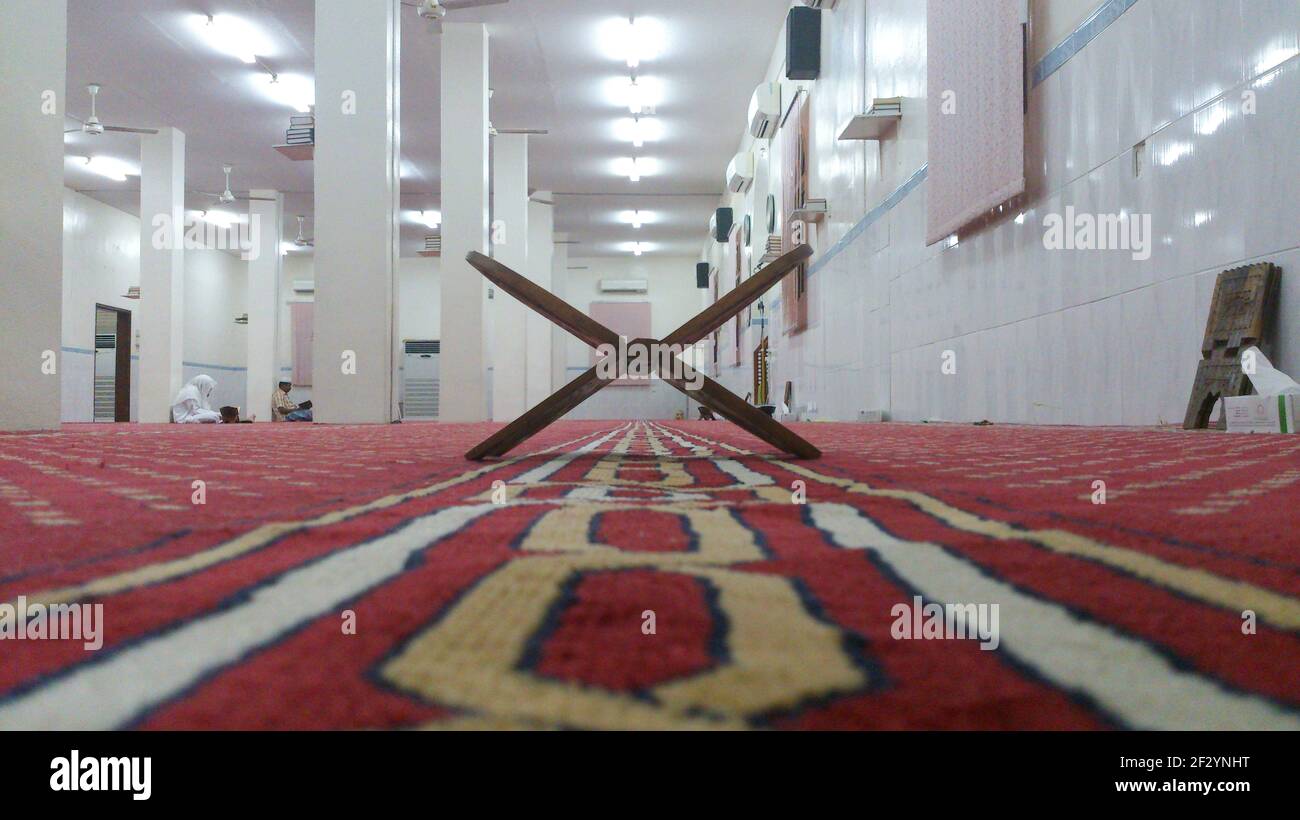 Vue sur le stand de livre du Saint Coran en bois à l'intérieur d'une mosquée Banque D'Images