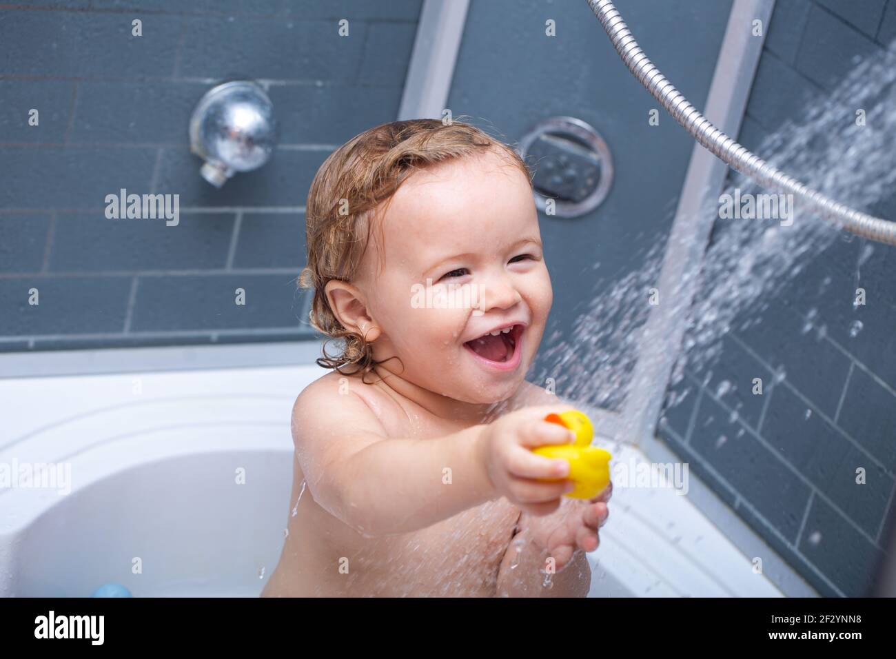 Todler Dans La Douche Bebe Drole Dans La Douche Un Bebe Souriant Baigne Dans Un Bain Avec De La Mousse Et Des Bulles De Savon Photo Stock Alamy
