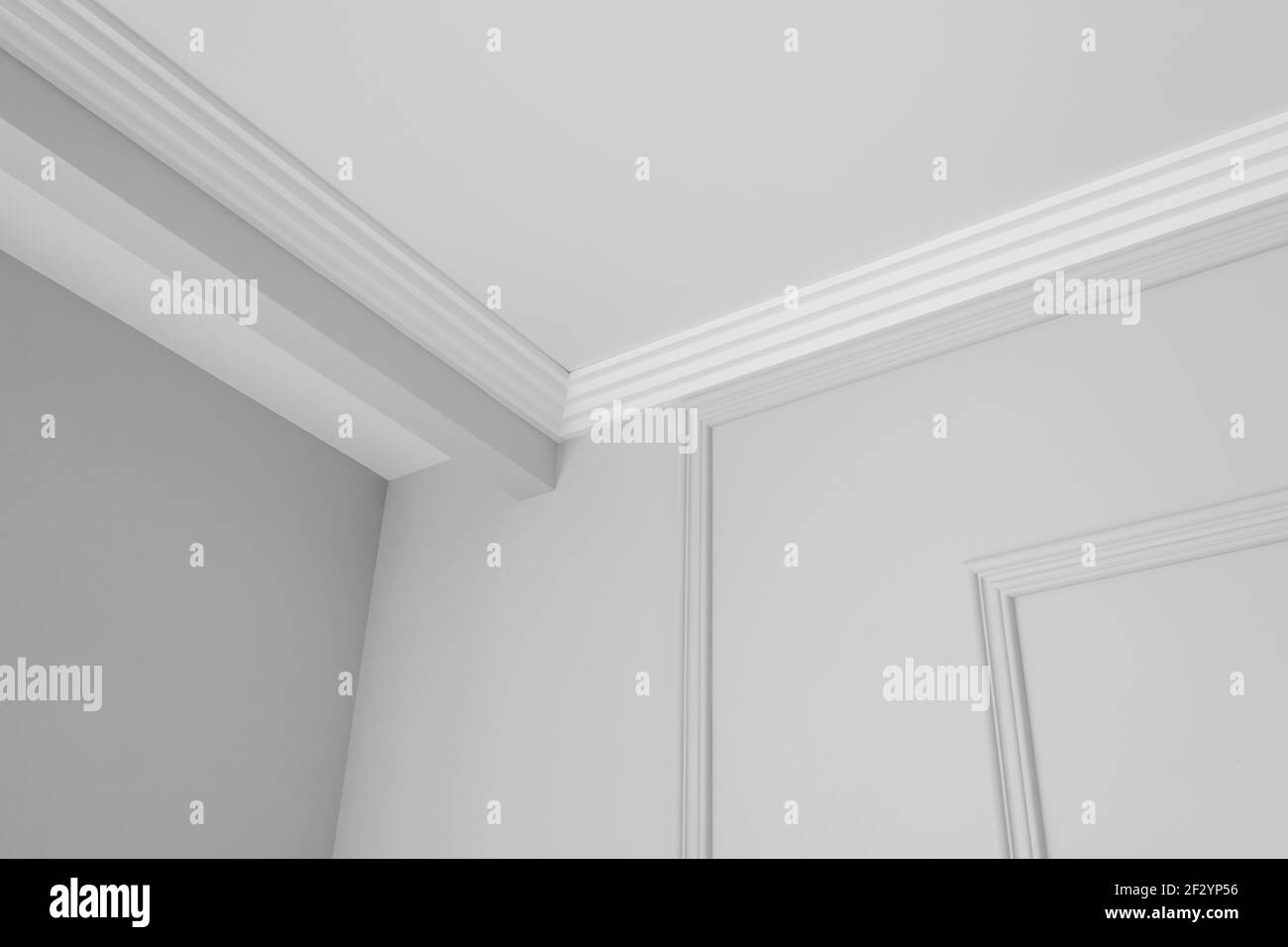 Détail de la corniche de plafond d'angle avec moulures couronnées complexes. Banque D'Images