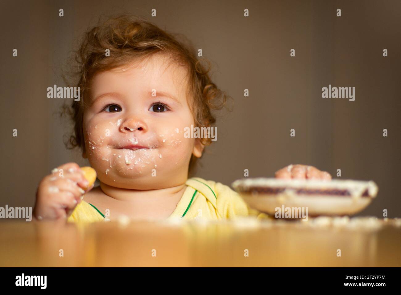 Rire De Bebe Drole Avec Le Visage Sale De Nourriture Une Cuillere Pour Enfant Heureux Se Mange Elle Meme Photo Stock Alamy