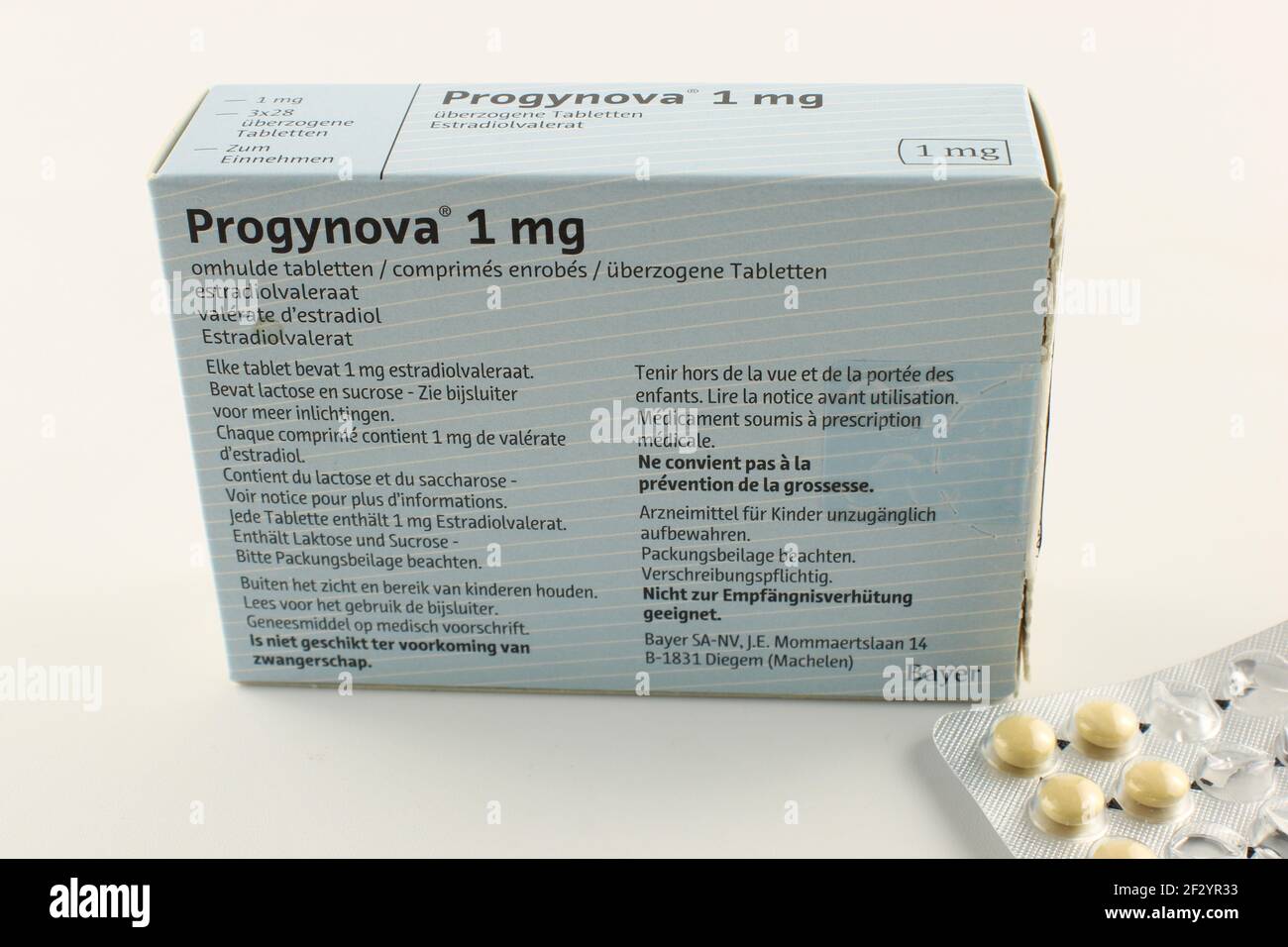 Boîte de comprimés hormonaux d'œstrogènes HRT isolés sur blanc. Traitement hormonal substitutif controversé pour femme Banque D'Images